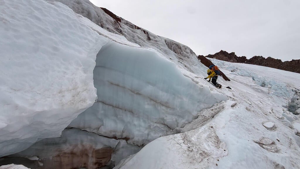 Florida man injured climbing California's Mount Shasta rescued after 2 nights in freezing temps — CBS Miami, Portola Valley Health news