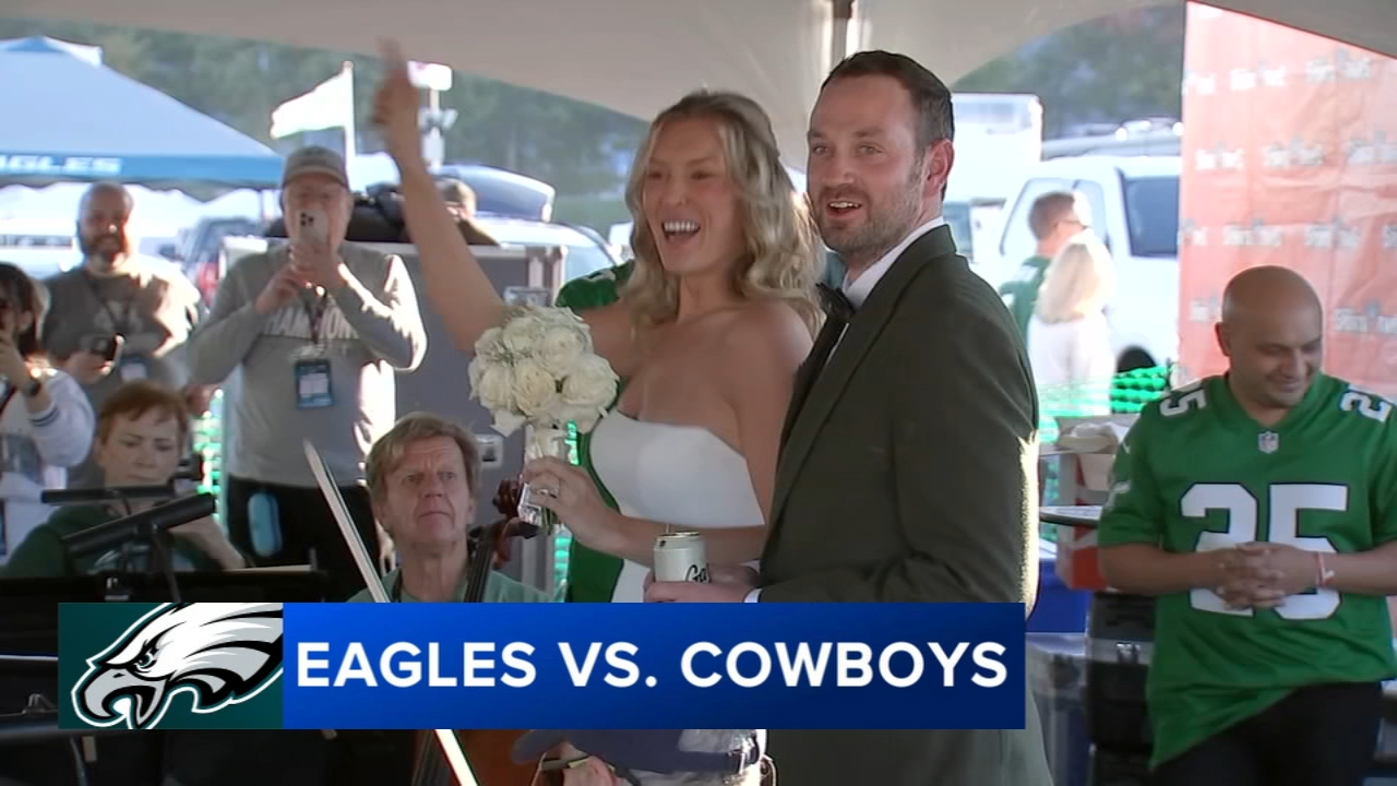 Chicago couple Lindsey Carl, Brandon Byrd get married at Philadelphia Eagles tailgate before MNF
       — Portola Valley Community news