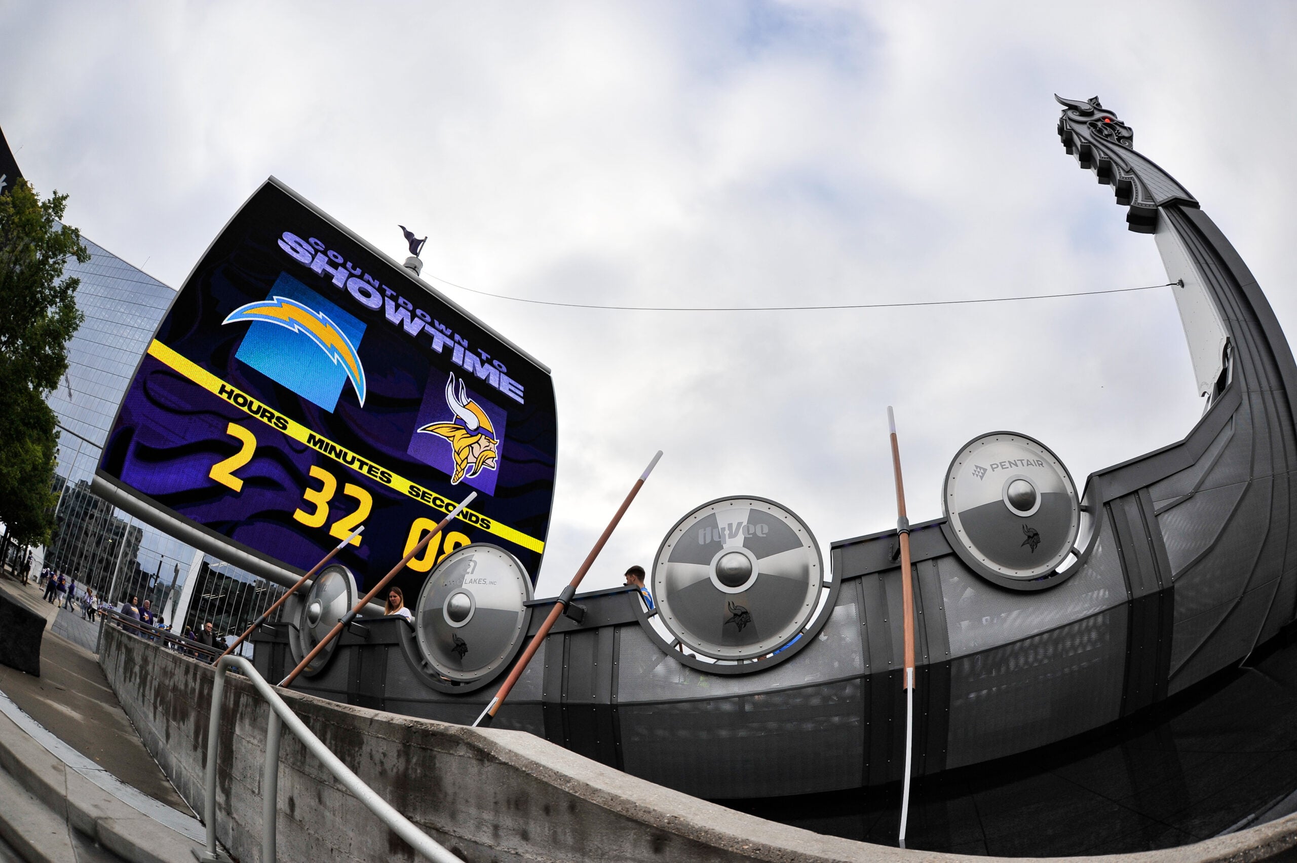 The Vikings’ Front Office Should at Least Make a Phone Call — Vikings Territory, Portola Valley Arts news