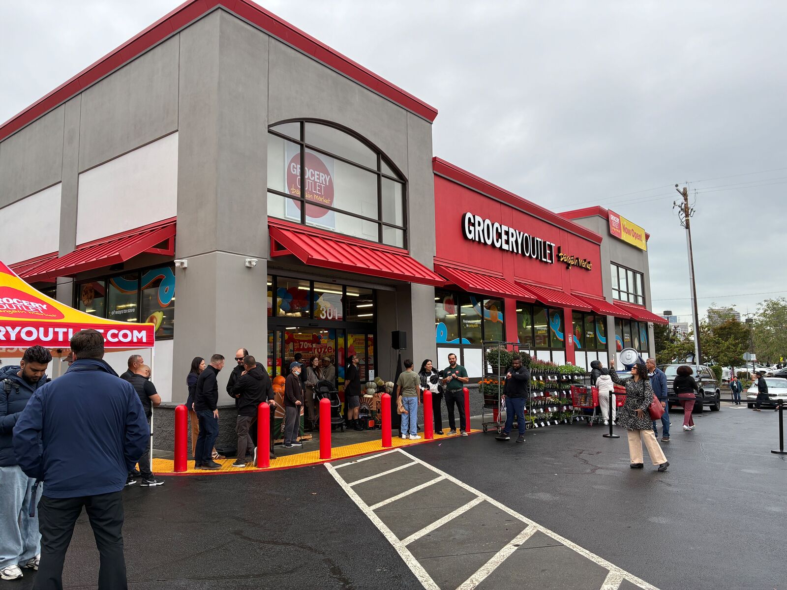 New Grocery Outlet opens in Oakland’s Eastlake neighborhood — The Oaklandside, Portola Valley Business news