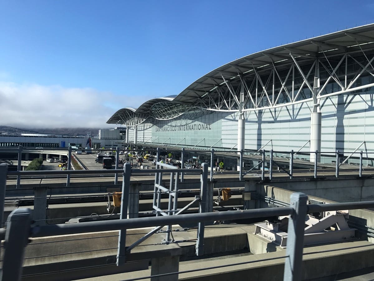 SFO-Bound Flight Makes Emergency Landing Over Odor: Report — Portola Valley Community news